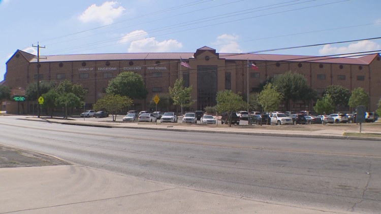 Fox falls through ceiling during LEE High School lunch period, NEISD officials say — KENS 5 (San Antonio), Amarillo Schools news