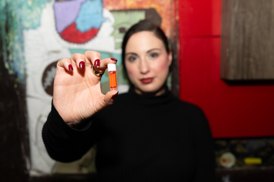 PHOTOS: Elizabeth Holmes lookalikes sport turtlenecks at Churchill’s Pub — Miami New Times, Amarillo Dining news